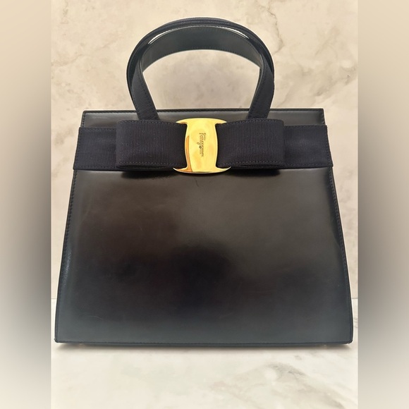 Salvatore Ferragamo Vara Ribbon Leather Tote
Pre loved - Picture 1 of 14